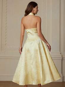 Aveloria Rosie Vestido elegante con textura de satén, escote en V sin mangas, con acento de hebilla metálica, bajo acampanado, vestido sofisticado para fiestas - Amarillo - Ver 2