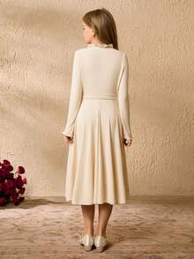 Vestido midi elegante para meninas, com gola mandarim, mangas compridas, cintura marcada, cor damasco lisa, detalhes em babados e cinto combinando. Vestido versátil e moderno para meninas, perfeito para o outono/inverno. - Damasco - Ver 2