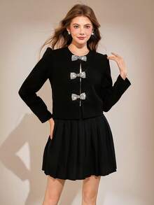 这款别致的黑色两件套专为 13-16 岁的女孩设计：包括一件挺括厚实的长袖上衣，饰有引人注目的亮片蝴蝶结，以及一条永不过时的百褶裙。 - 黑色 - 查看 5