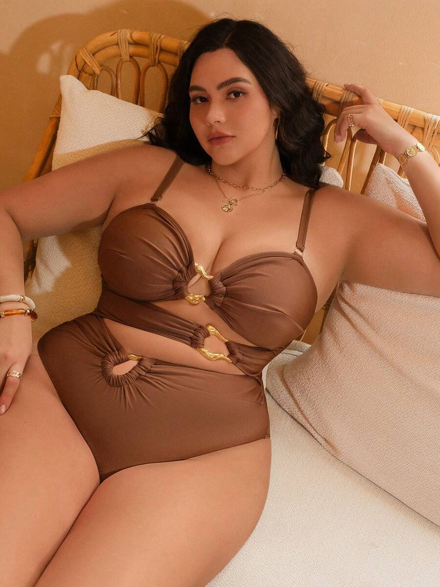 Swim Chiccia بدلة سباحة نسائية لعطلة الصيف 2026، تصميم ثلاثي القطع مفرغ، إكسسوارات معدنية أنيقة، بدلة سباحة نسائية لعطلة الشاطئ، بدلة سباحة نسائية بقياسات كبيرة، بدلة سباحة نسائية أنيقة للشاطئ، بدلة سباحة نسائية، ملابس شاطئ نسائية، بدلة سباحة بقياسات كبيرة ذات تحكم في البطن، ملابس عطلة نسائية، بدلة سباحة نسائية بقطعة واحدة - بني - مشاهدة 1