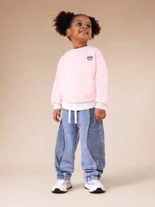 SUMWON 儿童宽松版型抽绳腰带牛仔慢跑裤，带弹性裤脚，适合度假穿着 - 中等水洗藍 - 查看 3