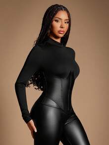 Radiana Top cropped bustiê feminino sexy e casual, preto, em malha elástica com detalhes em PU, manga longa e gola alta. - Preto - Ver 4