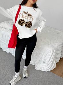 SHEIN EZwear 休闲简约日常时尚百搭套装，樱桃豹纹印花英文字母图案，宽松圆领长袖白色卫衣搭配黑色紧身打底裤，两件套，舒适保暖，适合秋冬季节。 - 彩色 - 查看 5