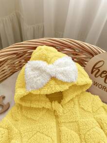 SHEIN Chaqueta con capucha de invierno cálida y casual con patrón de corazón de peluche y decoración de lazo para bebé niña recién nacida