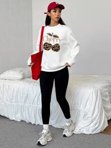SHEIN EZwear 休闲简约日常时尚百搭套装，樱桃豹纹印花英文字母图案，宽松圆领长袖白色卫衣搭配黑色紧身打底裤，两件套，舒适保暖，适合秋冬季节。 - 彩色 - 查看 4