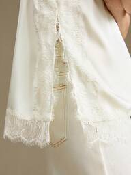 Ontre 女性用アイボリーサテンツイル生地 快適 ソフト レース付きスパゲッティストラップ サイドスリット デザイン 多用途 高感度 高品質 クルーズウェア モダンアーバンカジュアルビジネス通勤 空港アパレルトップス