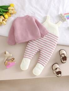 SHEIN 2 件新生儿绿色毛衣套装：圆领长袖带口袋开衫 + 条纹吊带连体衣 - 粉色 - 查看 5