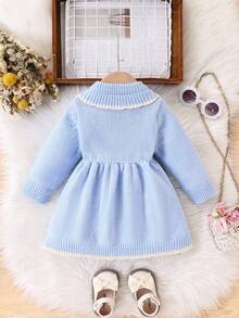 SHEIN Vintaside Kids 女婴可爱彼得潘领针织连衣裙，柔软舒适，长袖设计，饰有装饰纽扣，适合春、秋、冬季外出穿着。 - 淺藍色 - 查看 2