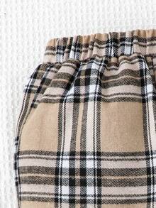 SHEIN 两件套男童休闲套装，黑色罗纹毛衣搭配格子裤，配白色运动鞋，尽显可爱时尚！经典的黑色上衣增添了层次感和活力。搭配时尚的灰色格子裤，整体造型休闲又不失精致。穿上白色运动鞋，轻松打造活力四射的造型，让孩子尽情展现独特的个性和快乐！ - 黑色 - 查看 6