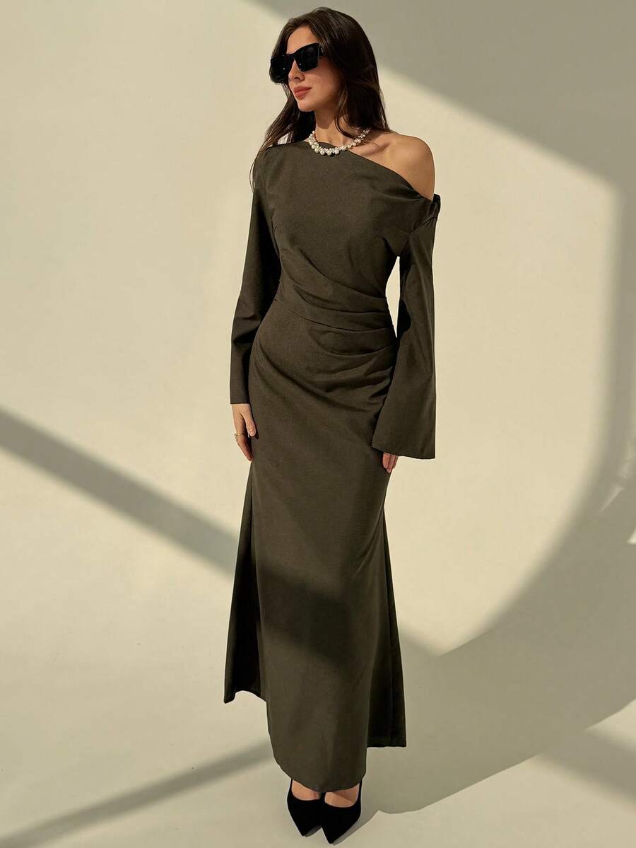 Aloruh Autumn Minimalist Commuter Oblique Shoulder Flare Sleeve Pleated Dress For Women