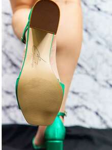 La Caprichosa sandalias de tacón cuadrado para mujer con correa al tobillo, sandalias elegantes de fiesta con punta cuadrada, calzado femenino con tacón de bloque y acabado satinado, sandalias modernas para eventos y ocasiones especiales, sandalias de vestir con tacón ancho y cierre de hebilla, sandalias de moda con diseño cruzado, sandalias cómodas y elegantes para noche o celebración, sandalias con estilo sofisticado para primavera y verano - Verde - Ver 3