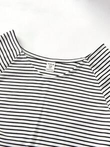 SHEIN 青少年女孩休闲针织条纹圆领长袖修身短款上衣 T 恤，条纹插肩袖 T 恤 - 黑與白 - 查看 3