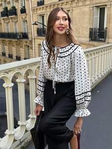 Serisse 女士优雅通勤波点印花系带衬衫，波点上衣，白色上衣，白色新年装，白色衬衫，法式风格，巴黎女士，欧式风格，欧洲度假风，撞色滚边波点衬衫，系领衬衫，秋冬季，女士优雅衬衫 - 黑與白 - 查看 1