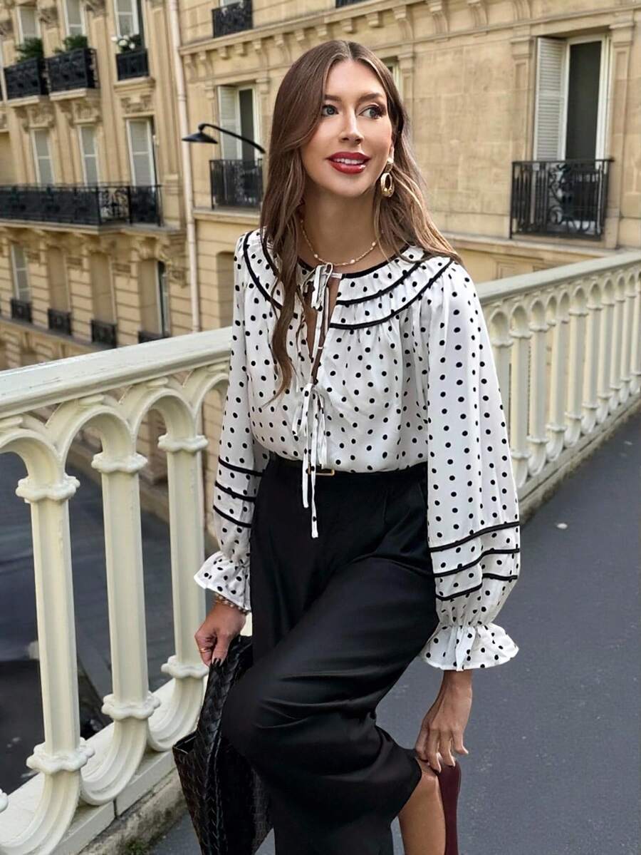 Serisse 女士优雅通勤波点印花系带衬衫，波点上衣，白色上衣，白色新年装，白色衬衫，法式风格，巴黎女士，欧式风格，欧洲度假风，撞色滚边波点衬衫，系领衬衫，秋冬季，女士优雅衬衫 - 黑與白 - 查看 1