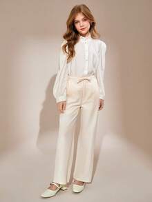 Quần dài dáng rộng màu be cho bé gái tuổi teen: Mẫu quần casual đa năng với chất liệu mềm mại, cạp chun có dây rút. Lý tưởng cho đi học, những buổi đi chơi cuối tuần, những chuyến đi chơi gia đình hoặc mặc nhiều lớp. Dễ dàng phối cùng áo sơ mi, áo len hoặc áo khoác - thoải mái và thời trang cho những dịp thường nhật. - Màu Khaki - Xem 5