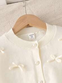 طقم كنزة صوفية للفتيات المراهقات، كنزة صوفية بياقة مستديرة وأزرار وأكمام طويلة مع فيونكة يدوية الصنع + تنورة قصيرة منسدلة بنفس اللون، فضفاضة، ناعمة ومريحة، مناسبة للربيع/الخريف، الاستخدام اليومي، الخارج، السفر، العطلات، المنزل، وألعاب الأطفال - أبيض - مشاهدة 4