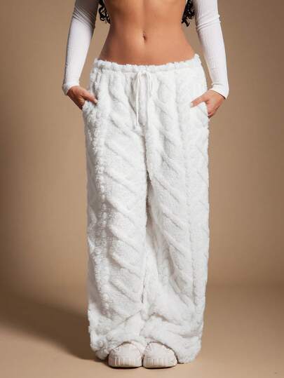 Radiana Calça feminina confortável, casual, branca, de cintura baixa, com cordão ajustável, textura macia e pernas largas. Ideal para lazer, uso em casa e atividades ao ar livre.