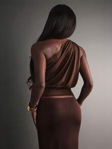 Hauture Blus Tanpa Lengan Warna Polos dengan Bahu Asimetris yang Seksi untuk Pesta Malam Hari - Coklat - View 2