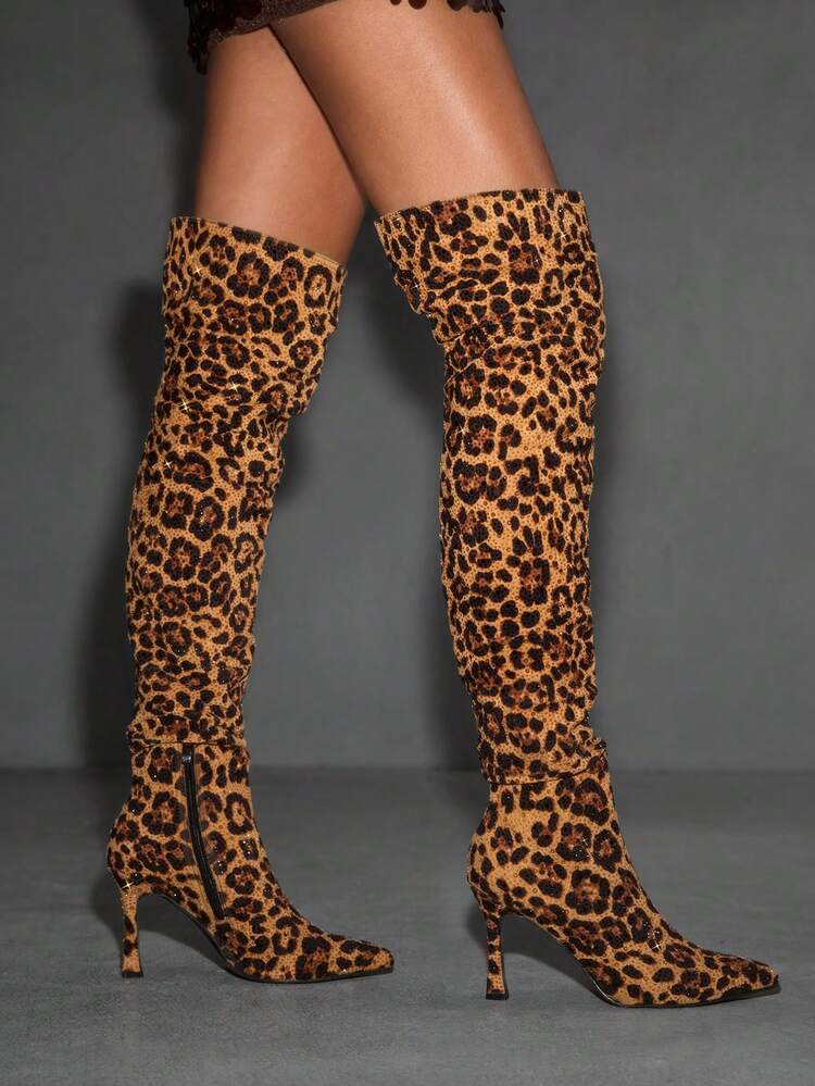 CUCCOO SZL Botas de salto alto fino e pontudo com estampa de leopardo marrom e cheias de strass, com cano alto, sexy e glamoroso para apresentações, festas, baladas, mulheres com super salto alto acima do joelho