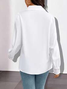 SHEIN PETITE Blusa blanca con cuello en V y ribete de encaje, camisa elegante con encaje calado y estilo primaveral - Blanco - Ver 2