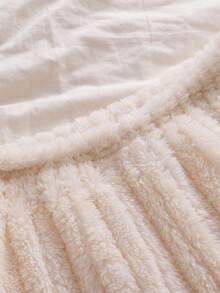 1 套女式睡衣，米色长袖有领上衣，2 个口袋，撞色荷叶边饰边，纽扣开合；配套荷叶边饰边裤子，质地柔软的宽罗纹针织面料，适合冬季居家穿着或外穿（1 套单独出售） - 杏色 - 查看 5