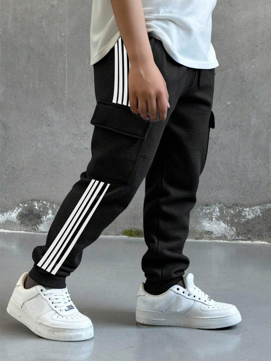 Kleine Jungen Lässig Loose einfarbige schwarze Jogginghose mit Kordelzug Taille und Taschen, vielseitig einsetzbar für Schule, Zuhause, Alltag, Sport, Geburtstagsfeiern, Ausflüge - Basic & minimalistisch - Schwarz - Übersicht 1