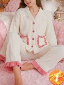 1 套女式睡衣，米色长袖有领上衣，2 个口袋，撞色荷叶边饰边，纽扣开合；配套荷叶边饰边裤子，质地柔软的宽罗纹针织面料，适合冬季居家穿着或外穿（1 套单独出售） - 杏色 - 查看 9