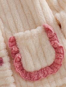 1 套女式睡衣，米色长袖有领上衣，2 个口袋，撞色荷叶边饰边，纽扣开合；配套荷叶边饰边裤子，质地柔软的宽罗纹针织面料，适合冬季居家穿着或外穿（1 套单独出售） - 杏色 - 查看 6