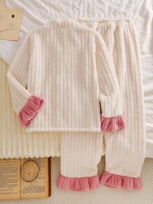 1 套女式睡衣，米色长袖有领上衣，2 个口袋，撞色荷叶边饰边，纽扣开合；配套荷叶边饰边裤子，质地柔软的宽罗纹针织面料，适合冬季居家穿着或外穿（1 套单独出售） - 杏色 - 查看 2