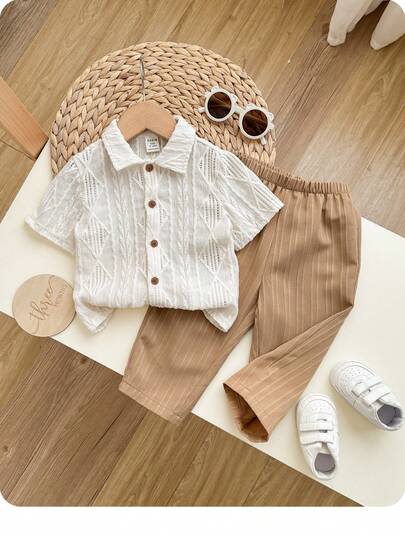 女婴两件套可爱百搭休闲纹理面料翻领衬衫和卡其色长裤套装，舒适休闲百搭，适合生日派对、晚宴、演出、婚礼、洗礼、开幕式、室内外活动、日常生活、运动、玩耍、聚会、拍照、度假、节日等场合，春、夏、秋季皆宜。