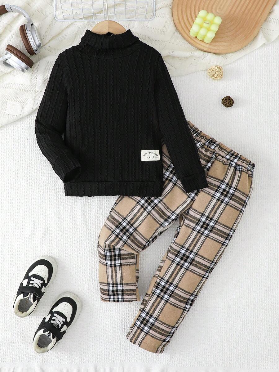 SHEIN 两件套男童休闲套装，黑色罗纹毛衣搭配格子裤，配白色运动鞋，尽显可爱时尚！经典的黑色上衣增添了层次感和活力。搭配时尚的灰色格子裤，整体造型休闲又不失精致。穿上白色运动鞋，轻松打造活力四射的造型，让孩子尽情展现独特的个性和快乐！ - 黑色 - 查看 1