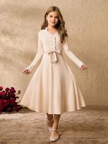 Vestido midi elegante para meninas, com gola mandarim, mangas compridas, cintura marcada, cor damasco lisa, detalhes em babados e cinto combinando. Vestido versátil e moderno para meninas, perfeito para o outono/inverno. - Damasco - Ver 1