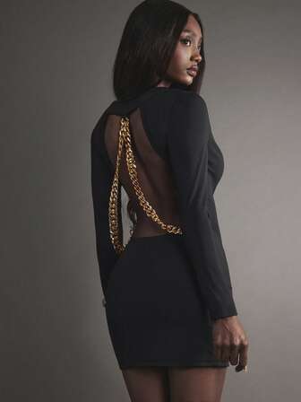 Hauture Svart miniklänning med guldfärgad kedja och draperad krage, långärmad och öppen rygg