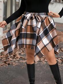 SHEIN LUNE 大码高腰荷叶边不对称下摆棕色格子迷你裙,适合圣诞节穿着。腰间饰有蝴蝶结。大码女装秋冬时尚休闲舒适日常圣诞格子中长裙,女士下装,圣诞女装,格子中长裙套装。大码格子迷你裙,适合圣诞节穿着,适合初秋/秋季穿着,大码女装,女士派对裙,秋季婚礼宾客裙,女士优雅裙,正式大码裙,女士生日裙,返校舞会裙,性感夜店装,舒适秋冬款式,酒红色裙,女士冬季服装,新年装,感恩节装,派对装,优雅,女士休闲装。手帕裙 - 彩色 - 查看 4