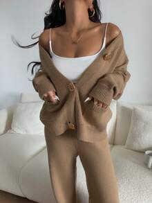 Elyressa 两件套：针织开衫和金色纽扣阔腿裤 - 卡其色 - 查看 1