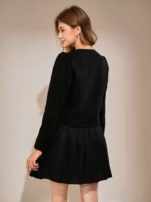 这款别致的黑色两件套专为 13-16 岁的女孩设计：包括一件挺括厚实的长袖上衣，饰有引人注目的亮片蝴蝶结，以及一条永不过时的百褶裙。 - 黑色 - 查看 2