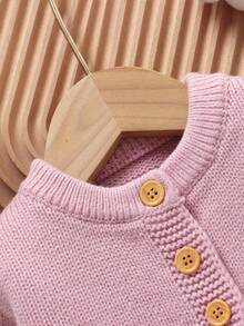 SHEIN 2 件新生儿绿色毛衣套装：圆领长袖带口袋开衫 + 条纹吊带连体衣 - 粉色 - 查看 7