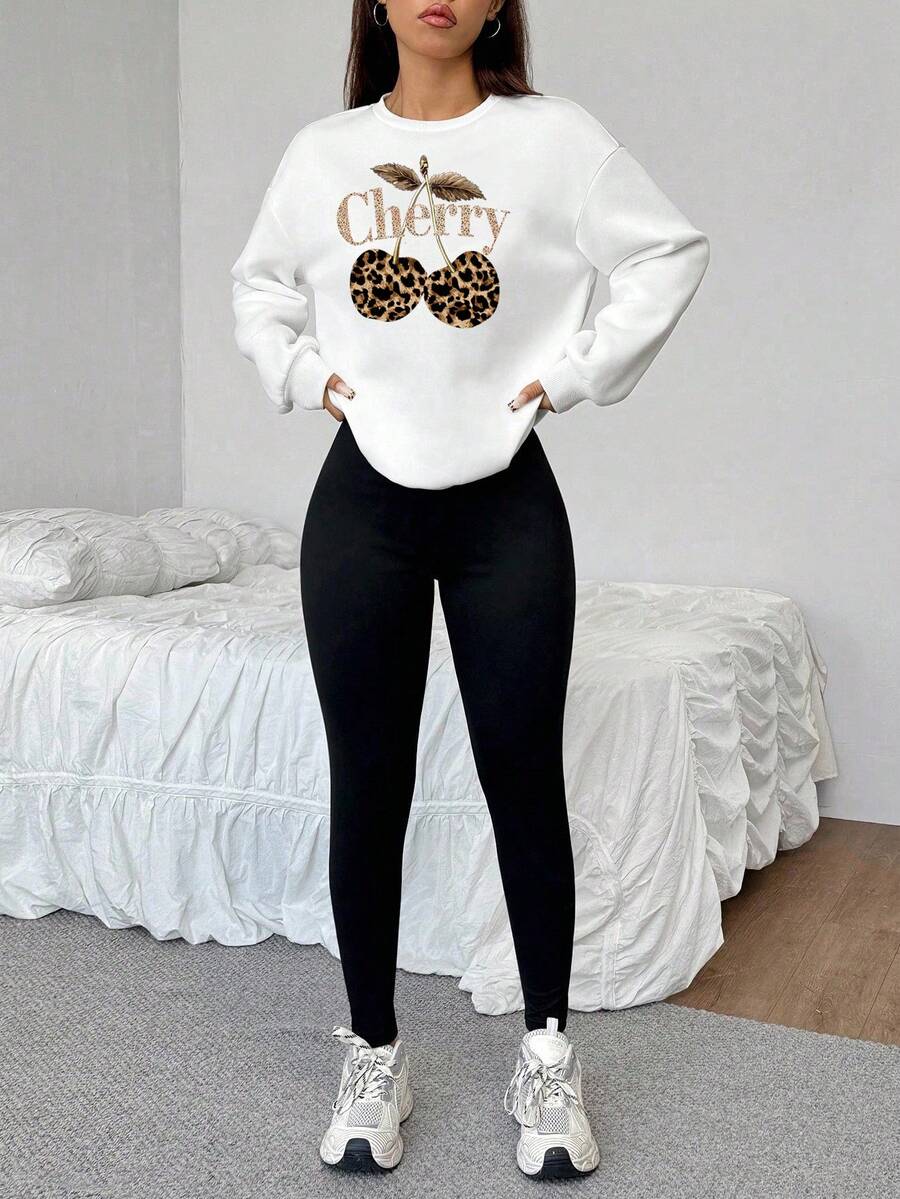 SHEIN EZwear 休闲简约日常时尚百搭套装,樱桃豹纹印花英文字母图案,宽松圆领长袖白色卫衣搭配黑色紧身打底裤,两件套,舒适保暖,适合秋冬季节。 - 彩色 - 查看 1