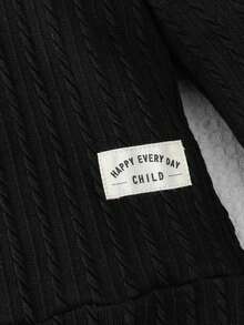 SHEIN 两件套男童休闲套装，黑色罗纹毛衣搭配格子裤，配白色运动鞋，尽显可爱时尚！经典的黑色上衣增添了层次感和活力。搭配时尚的灰色格子裤，整体造型休闲又不失精致。穿上白色运动鞋，轻松打造活力四射的造型，让孩子尽情展现独特的个性和快乐！ - 黑色 - 查看 3