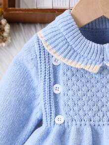 SHEIN Vintaside Kids 女婴可爱彼得潘领针织连衣裙，柔软舒适，长袖设计，饰有装饰纽扣，适合春、秋、冬季外出穿着。 - 淺藍色 - 查看 5