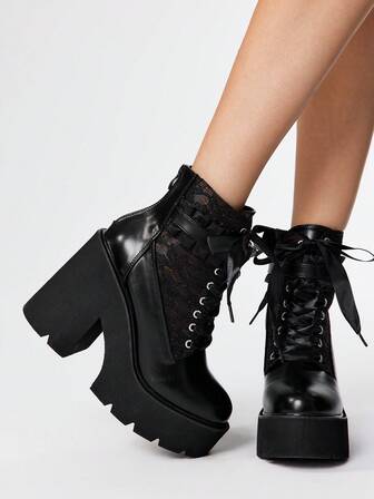 Grunge Punk بوت الكاحل ذات الكعب السميك بطراز الدانتيل الأحمر الفاخر، بوت الكاحل ذات المنصة المطرزة بالأسود بطراز جوث/بانك مع إبزيم