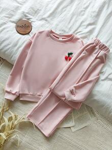 Vintaside Kids 这款粉色圆领露肩卫衣和直筒长裤两件套，休闲甜美的秋冬时尚风格，胸前饰有立体樱桃图案。宽松的针织面料，简约甜美，可爱动人。适合居家休闲、上学等各种场合。 - 粉色 - 查看 1