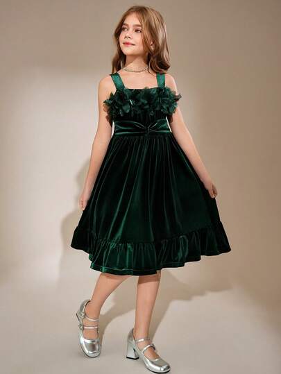Smaragdgrön sammetsklänning för flickor 8-12 år: Spaghettibandsmodell med iögonfallande 3D-blommig utsmyckning på bysten, mjukt lyxigt sammetstyg för en bekväm silkeslen känsla, rynkad midja för en smickrande passform, volangkant för en lekfull och böljande look, lämplig för familjeutflykter, helgsammankomster, födelsedagsfester eller vardagliga speciella tillfällen, elegant och snygg vardagskläder för unga flickor