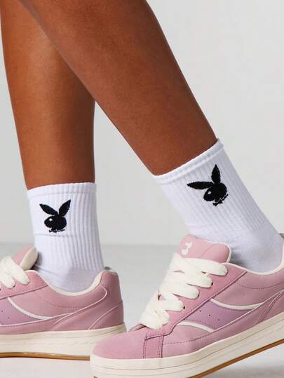 Missguided x Playboy Bunny Logo Crew Socks - Vita ribbade fotledsstrumpor med svart broderad design