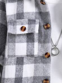 这款男童休闲格子翻盖口袋衬衫外套，适合4-7岁男孩在秋冬季节穿着，适合外出和上学。设计以舒适保暖为核心，让男孩在寒冷季节也能保持温暖。简约大方的款式百搭，可轻松搭配各种服饰，适合多种场合。无论是玩耍还是上学，加厚法兰绒面料都能为男孩带来舒适的穿着体验。 - 灰色 - 查看 6