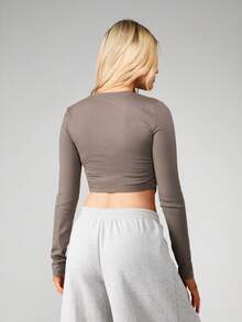 MISSGUIDED 秋冬季休闲日常穿着的弧形下摆长袖露脐上衣 - 灰色 - 查看 2