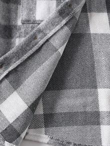 这款男童休闲格子翻盖口袋衬衫外套，适合4-7岁男孩在秋冬季节穿着，适合外出和上学。设计以舒适保暖为核心，让男孩在寒冷季节也能保持温暖。简约大方的款式百搭，可轻松搭配各种服饰，适合多种场合。无论是玩耍还是上学，加厚法兰绒面料都能为男孩带来舒适的穿着体验。 - 灰色 - 查看 8