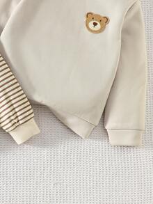 3件套男童秋冬新款驼色套头卫衣，亚麻材质，经典条纹长袖设计，适合4-7岁男孩穿着，秋冬新款，适合外出、居家拍照、与亲朋好友聚会、生日派对、节日派对等场合。