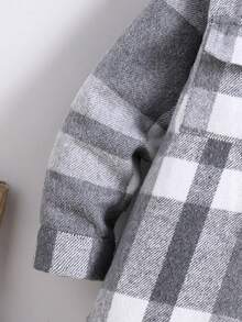 这款男童休闲格子翻盖口袋衬衫外套，适合4-7岁男孩在秋冬季节穿着，适合外出和上学。设计以舒适保暖为核心，让男孩在寒冷季节也能保持温暖。简约大方的款式百搭，可轻松搭配各种服饰，适合多种场合。无论是玩耍还是上学，加厚法兰绒面料都能为男孩带来舒适的穿着体验。 - 灰色 - 查看 4