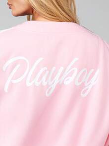 Missguided x Playboy Cardigan oversize boutonnée avec bordure contrastée et design de script au dos pour un port casual au quotidien - Rose bonbon - Voir 5